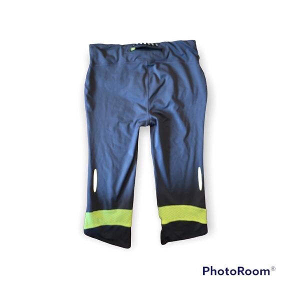 Nice Under Armor Heat Gear Fly By Compression Capri Pant size medium - Picture 2 of 3
